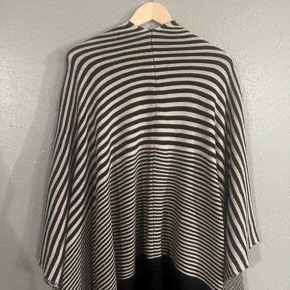 Lane Bryant women’s knit cape wrap one size black and off white warm cozy soft - Picture 2 of 9